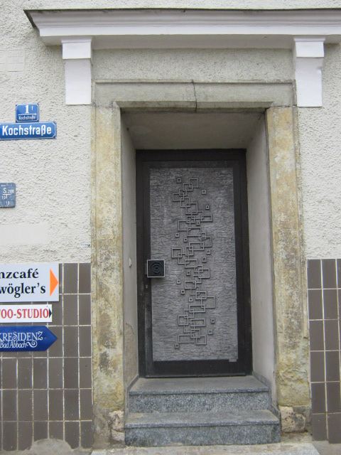 Eingangstüre zum Schwesternwohnheim. Der Türstock aus Grünsandstein ist Denkmal geschützt. Oben  trägt er die Inschrift G.K. 1824 ( = Georg Koller 1824). Das Türblatt ist neueren Datums.