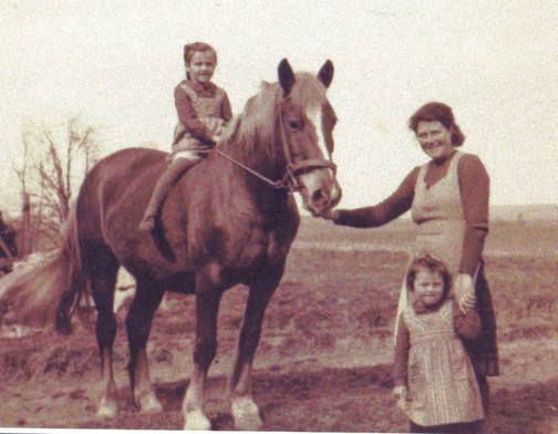 Therese Gießhamer mit ihren beiden Töchtern Therese und Pauline. Therese auf dem Pferd.