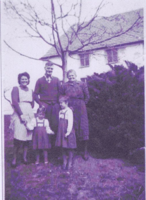 Auf dem Bild befinden sich drei Generationen: Heinrich und Therese, Tochter Therese mit ihren Kindern Therese und Pauline.